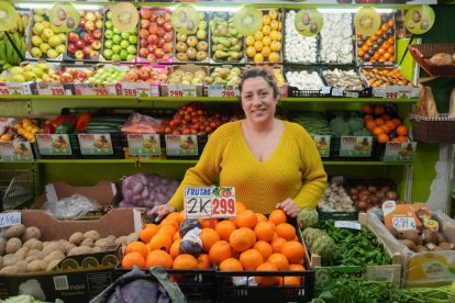 Cristina Izquierdo, dueña de la frutería Alimentación Cristina, en el número 1.