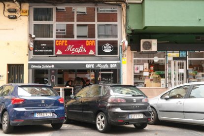 Varios coches aparcados en la puerta del bar Menfis.