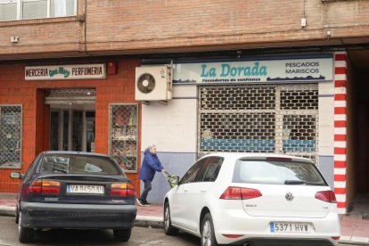 Entrada a Mercería-Perfumería Ana Mary y La Dorada, cerrada hace unos meses.