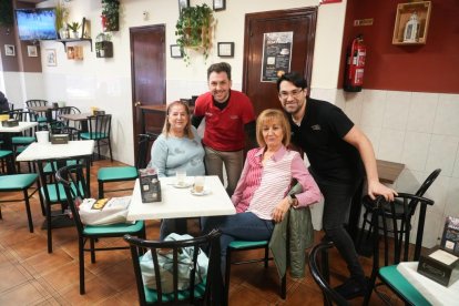 Los dueños del bar La Troje posan con dos clientas de toda la vida.