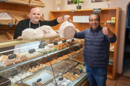 David Díaz, dueño de la panadería Horno Santa Marta, atiende a Chamusca Fernández Salazar, un buen cliente. En el número 7.