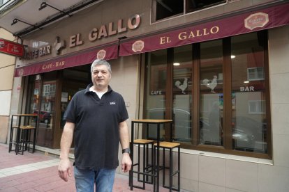 Miguel Adrados, dueño del bar El Gallo, en el número 9.