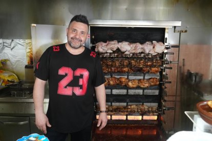 Roberto Sierra, dueño del asador de pollos Asados Víctor, en el número 11.