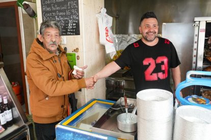 Roberto de Asados Víctor saluda a su vecino y cliente El Gitano Matemático.