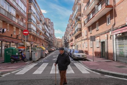 Una persona mayor cruza la calle Gallo