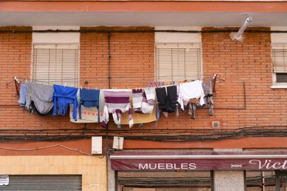 Ropa colgada en una de las viviendas de la calle Gallo en Pajarillos Bajos.