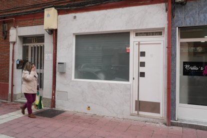 Una persona pasa por delante de uno de los bajos de la calle Gallo convertido en vivienda.