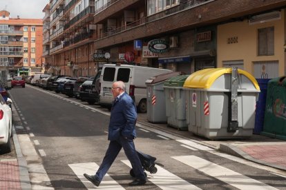 Una persona cruza el paso de cebra en la calle Gallo de Valladolid.