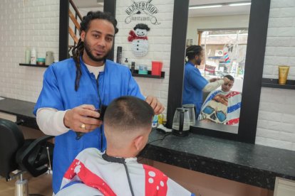 Hairo Frias, dueño de la barbería Hairo Barber Shop, en la esquina de la calle Gallo con Pelícano.