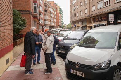 Varios vecinos comparten una charla en la calle Gallo.