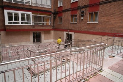 Dos personas utilizan el acceso a uno de los bloques de la calle Gallo.