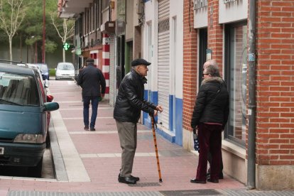 Tres personas charlan delante de uno de los negocios de la calle Gallo.