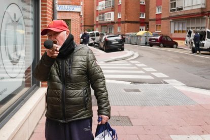 Una persona apunta con su bastón al fotógrafo en la calle Gallo.