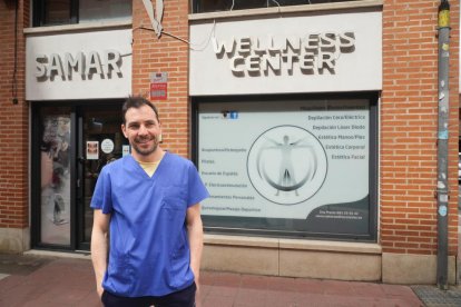 Víctor M. Sainz, dueño del centro de Estética, Osteopatía y Entrenamiento Personal SAMAR Wellness Center, en el número 1.