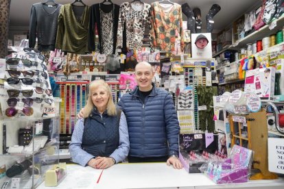 Ana Mari con su hijo Jaime Echevarría, dueños de la mercería/perfumería Ana Mary durante 45 años en el número 8.