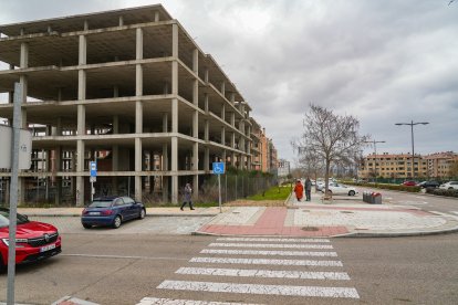 Esqueleto de un edificio sin acabar en la avenida de Aranzana de Arroyo de la Encomienda