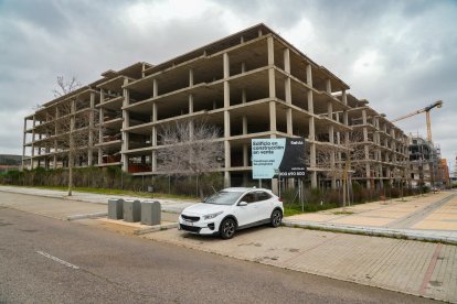 Esqueleto de un edificio sin acabar en la avenida de Aranzana de Arroyo de la Encomienda