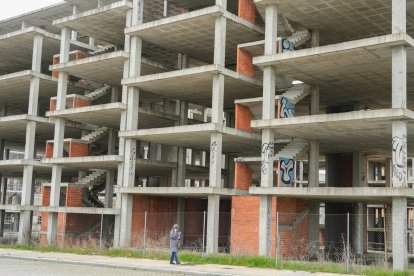Esqueleto de un edificio sin acabar en la avenida de Aranzana de Arroyo de la Encomienda