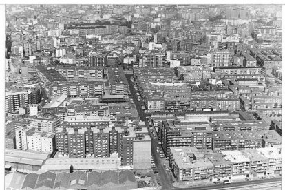 Vista aérea del barrio de Pajarillos en 1982. En el centro de la imagen la calle Pelícano, que transcurre desde la Carretera de Circunvalación (ahora Paseo de Juan Carlos I), hasta la vía del tren.