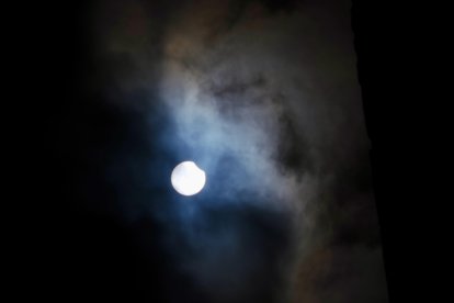 El eclipse parcial de sol en la ciudad de Valladolid.
