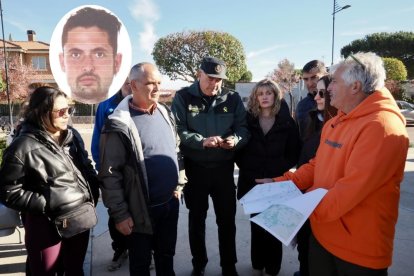 Reunión antes de una nueva batida en búsqueda de Alejandro Aranda (en la imagen en miniatura)