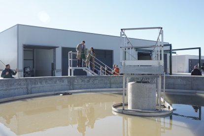 El consejero de Medio Ambiente, Vivienda y Ordenación del Territorio, Juan Carlos Suárez-Quiñones, visita la EDAR de Nava de Rey (Valladolid).