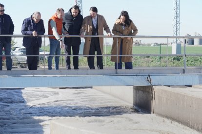 El consejero de Medio Ambiente, Vivienda y Ordenación del Territorio, Juan Carlos Suárez-Quiñones, visita la EDAR de Nava de Rey (Valladolid).