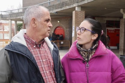 El padre y la hermana de Alejandro Aranda, durante una de las jornadas de búsqueda.