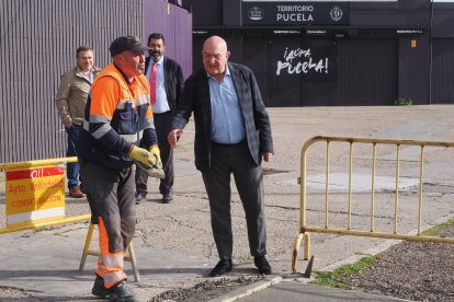 El alcalde de Valladolid Jesús julio Carnero en la visita a las obras del estadio Zorrilla.