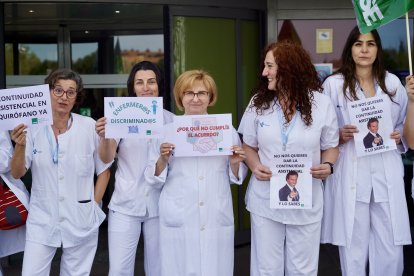 Las enfermeras del quirófano del Rio Hortega se concentran en la entrada del hospital para exigir el cumplimiento del acuerdo firmado con Sanidad.