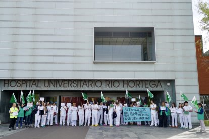 Las enfermeras del quirófano del Rio Hortega se concentran en la entrada del hospital para exigir el cumplimiento del acuerdo firmado con Sanidad.