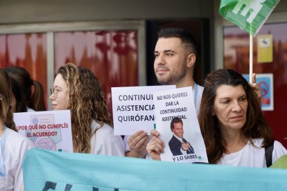 Las enfermeras del quirófano del Rio Hortega se concentran en la entrada del hospital para exigir el cumplimiento del acuerdo firmado con Sanidad.