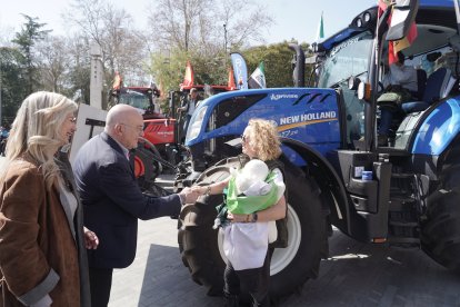 Irene Carvajal y Jesús Julio Carnero reciben a la caravana de tractores.