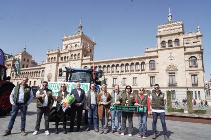 Foto de familia del recibimiento a la caravana de tractores extremeños que se dirige a Bruselas.