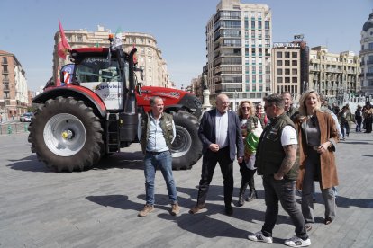 Recibimiento a la caravana de tractores extremeños que se dirige a Bruselas.