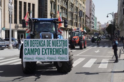 Tractores entran en la plaza Zorrilla de Valladolid.