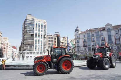 Tractores en la plaza Zorrilla de Valladolid.