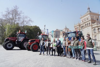 Recibimiento a la caravana de tractores extremeños que se dirige a Bruselas.