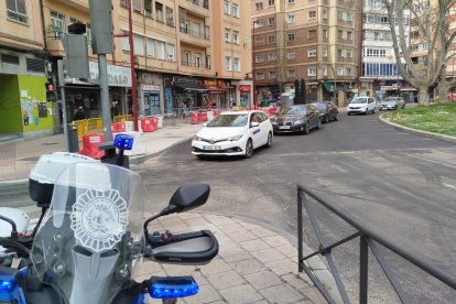 La gasolinera ya es historia en la plaza vallisoletana, que recupera la normalidad en el tráfico