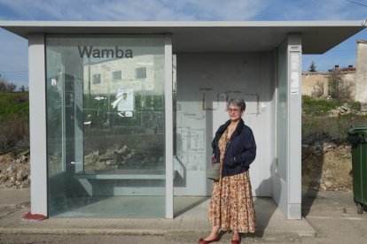 María Isabel López espera al autobús para ir a Valladolid a trabajar