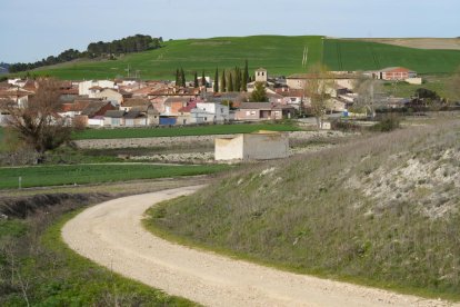 Un camino para entrar en el pueblo vallisoletano de Wamba.
