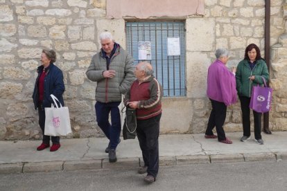 Un grupo de vecinos de Wamba espera la llegada del panadero