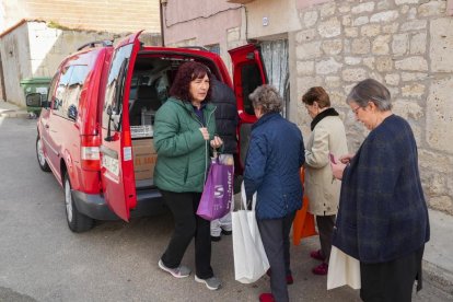 Un grupo de vecinos de Wamba comprando el pan.