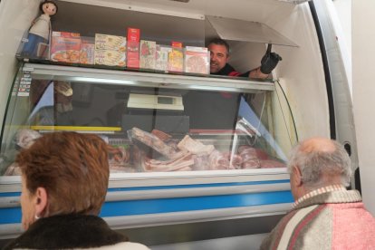 Álvaro Cebrián, el carnicero, despacha desde su furgoneta frigorífica.