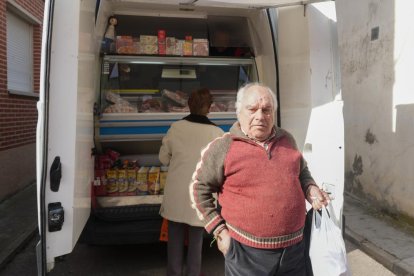 Un vecino vuelve a casa después de comprar unos filetes. 