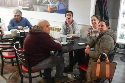 Carlos, Cristina, Isabel y Cristina comparten un rato con un café en el bar El Rincón de Wamba. 