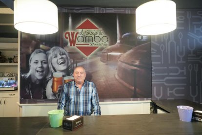 José Villalba, que regenta junto a su mujer Mariví el bar El Rincón de Wamba. J.M.LOSTAU.