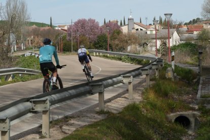 Varios ciclistas cruzan este pueblo de Valladolid