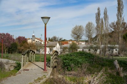 Paseo paralelo a la carretera.