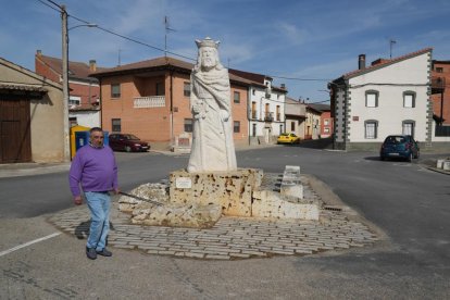 Martín Rodríguez pasa por delante de la escultura del Rey Wamba. 